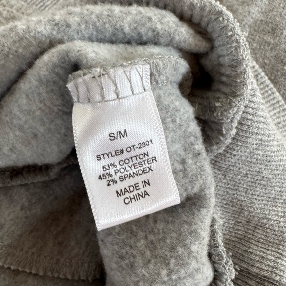 Zenana Outfitters Gray Sweatshirt With Pockets Size S/M - Picture 4 of 4